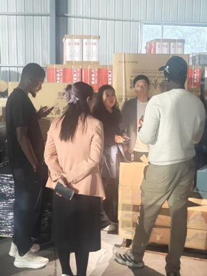 Babban Mai Rarraba Kayayyakin Motoci na Senegal GKP Ya Ziyarci Warehouse: Ya Bada Umarnin Kayayyakin HOWO & SHACMAN tare da jigilar kaya
